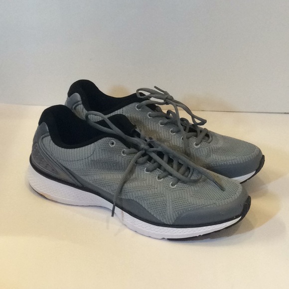 fila tennis shoes mens grey